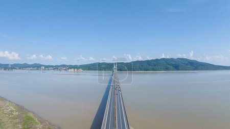 Foto de Vista panorámica del puente del lago Poyang, ciudad de Jiujiang, provincia de Jiangxi, China - Imagen libre de derechos