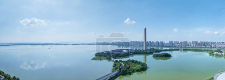 Foto de Lago y horizonte de la ciudad contra un cielo azul, ciudad de Jiujiang, provincia de Jiangxi, China - Imagen libre de derechos
