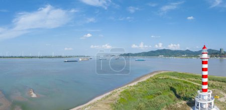 Foto de La confluencia del lago Poyang y el paisaje del río Yangtze, ciudad de Jiujiang, provincia de Jiangxi, China - Imagen libre de derechos