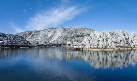 Foto de Lushan paisaje de montaña en invierno, hermosa vista al lago en un día soleado después de la nieve, China - Imagen libre de derechos