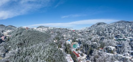 Lushan Mountain Cooling Stadt im Winter sonnig nach Schnee vor blauem Himmel, China