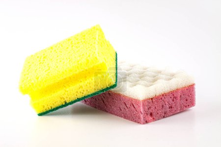 Foto de Esponjas domésticas para lavar vajillas.Enfoque selectivo con poca profundidad de campo. - Imagen libre de derechos