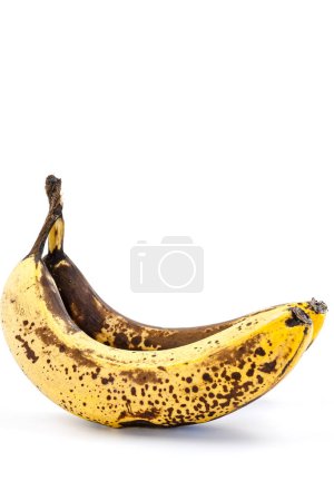 Reife Banane mit braunen Flecken auf weißem Hintergrund.