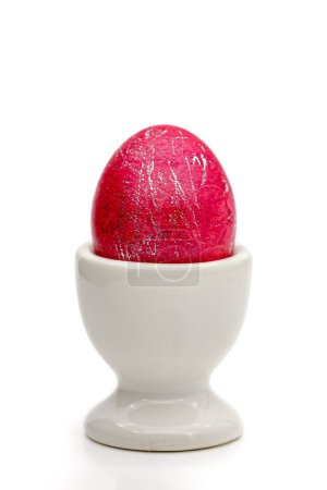 Foto de Huevo de Pascua teñido de rojo según la fiesta religiosa. Enfoque selectivo con profundidad de campo poco profunda. - Imagen libre de derechos