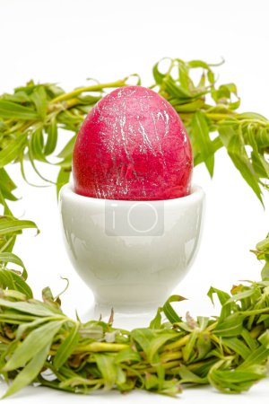 Foto de Huevo de Pascua teñido de rojo según la fiesta religiosa. Enfoque selectivo con profundidad de campo poco profunda. - Imagen libre de derechos