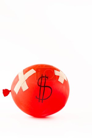 Foto de Signo de dólar sobre globo rojo aislado sobre fondo blanco. - Imagen libre de derechos