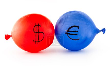 Foto de Dólar símbolo en globo rojo y euro símbolo en globo azul aislado sobre fondo blanco. - Imagen libre de derechos