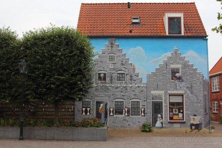 un hermoso graffiti / pintura mural de una casa medieval en Zierikzee (Zelanda), Holanda