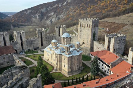 Foto de DESPOTOVAC, SERBIA - 5 DE DICIEMBRE: Monasterio cristiano ortodoxo medieval de Manasija, el 5 de diciembre de 2023, en Despotovac, Serbia - Imagen libre de derechos