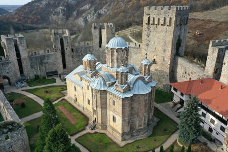 Foto de DESPOTOVAC, SERBIA - 5 DE DICIEMBRE: Monasterio cristiano ortodoxo medieval de Manasija, el 5 de diciembre de 2023, en Despotovac, Serbia - Imagen libre de derechos