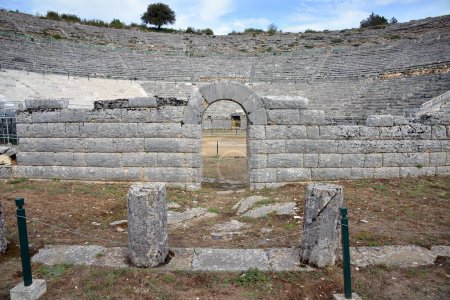 Foto de DODONA, GRECIA - 25 de agosto: Antiguo teatro de Dodona, el 25 de agosto de 2022, en Dodona, Grecia - Imagen libre de derechos