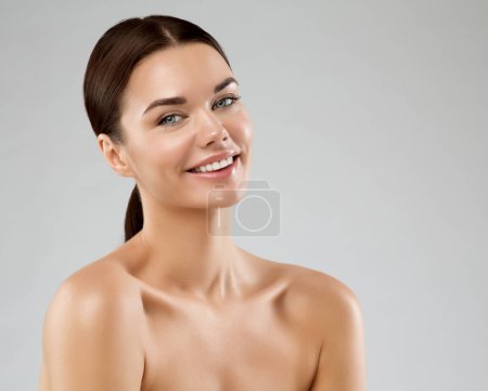 Téléchargez les photos : Happy Beauty Girl with Smooth Skin. Beautiful Model with Perfect Natural Make up over White. Cheerful smiling Young Woman. Women Face and Body Skin Care Spa Cosmetology - en image libre de droit