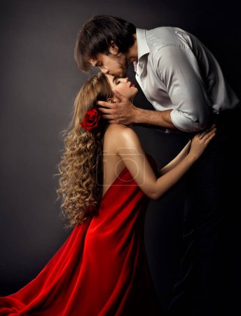 Téléchargez les photos : Une Espagnole. Femme en robe rouge avec petit ami vue latérale baiser. Saint Valentin - en image libre de droit