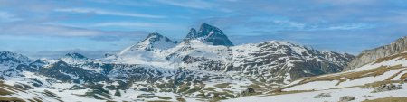 Téléchargez les photos : Paysage montagneux à la fin de l'hiver avec fonte des neiges et lac - en image libre de droit
