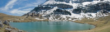 Téléchargez les photos : Paysage montagneux à la fin de l'hiver avec fonte des neiges et lac - en image libre de droit