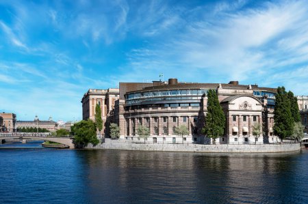 Téléchargez les photos : STOCKHOLM, SUÈDE - 31 JUILLET 2022 : Vue du Parlement depuis le pont - en image libre de droit