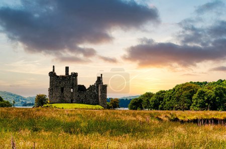 Foto de The kilchurn castle ruin on the banks of Loch Awe in the Highlands of Scotland. - Imagen libre de derechos