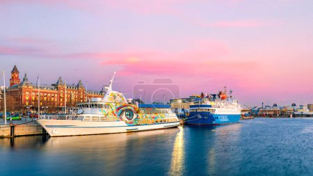 Téléchargez les photos : HELSINGBORG, SUÈDE - 16 AOÛT 2019 : Le front de mer portuaire d'Helsingborg avec deux bateaux de divertissement le ferry. - en image libre de droit