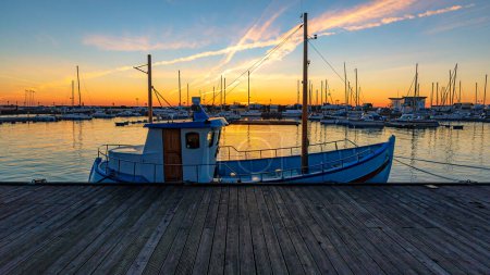 Téléchargez les photos : HELSINGBORG, SUÈDE - 16 AOÛT 2019 : Le front de mer du port nord d'Helsingborg avec un bateau de pêche au premier plan - en image libre de droit