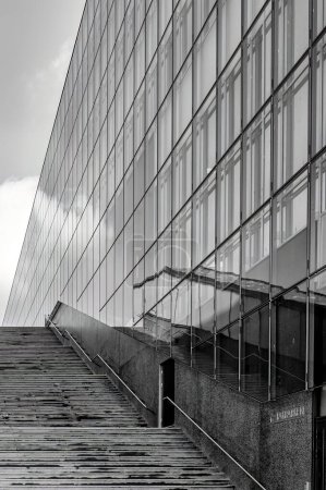 Téléchargez les photos : Photographie d'art en noir et blanc d'un escalier d'architecture moderne. - en image libre de droit