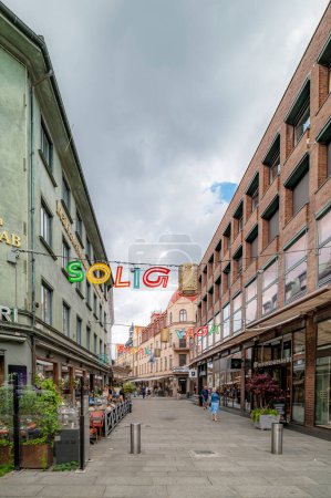 Foto de HELSINGBORG, SUECIA - 16 DE JULIO DE 2023: La principal calle comercial del centro de la ciudad es Kullagatan - Imagen libre de derechos