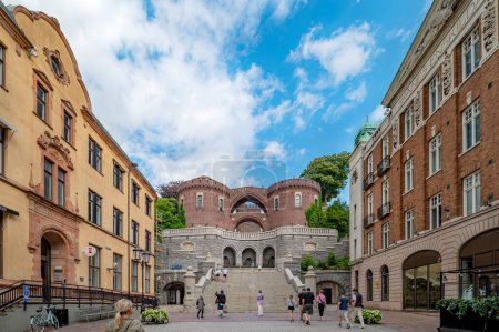 Foto de HELSINGBORG, SUECIA - 16 DE JULIO DE 2023: Las escaleras y la terraza que conducen a la torre medieval llamada Karnan que defendió a los suecos de los daneses en la Edad Media. - Imagen libre de derechos
