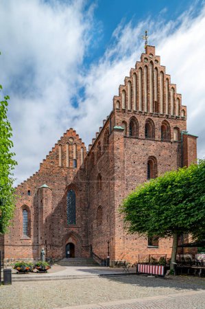 Foto de HELSINGBORG, SUECIA - 16 de julio de 2023: La iglesia medieval de Santa María en el centro de Helsingborg en Suecia. - Imagen libre de derechos