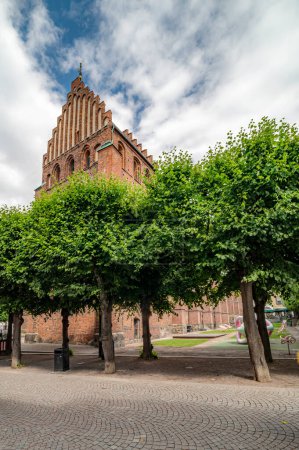 Foto de HELSINGBORG, SUECIA - 16 de julio de 2023: La iglesia medieval de Santa María en el centro de Helsingborg en Suecia. - Imagen libre de derechos