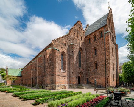 Foto de HELSINGBORG, SUECIA - 27 de junio de 2020: La iglesia medieval de Santa María en el centro de Helsingborg en Suecia
. - Imagen libre de derechos