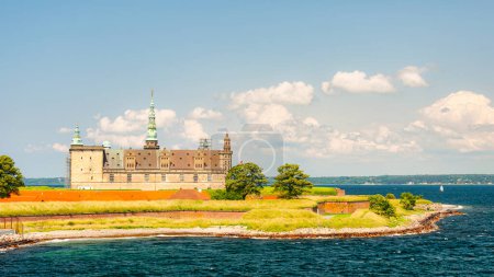 Foto de HELSINGOR, DINAMARCA - 28 de junio de 2013: El castillo de Kronborg en la costa es famoso por, entre otras cosas, la obra de Shakespeare Hamlet. - Imagen libre de derechos