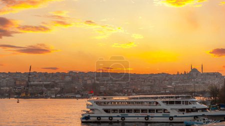 Foto de ISTANBUL, TURQUÍA - 09 ABRIL 2011: Uno de los muchos barcos turísticos en el Bósforo recto. - Imagen libre de derechos