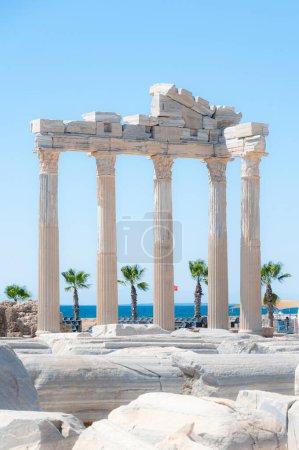 Foto de The ancient Roman ruins of the temple of Apollo in Side, Turkey. - Imagen libre de derechos