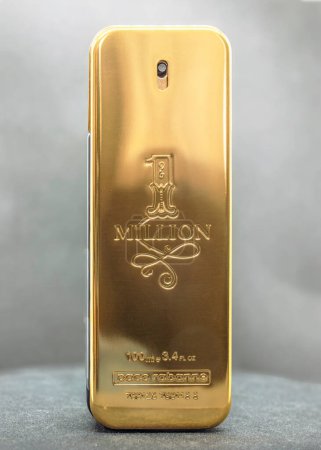 Foto de HELSINGBORG, SUECIA - 10 de noviembre de 2023: Paco Rabanne 1 Million EDT perfume para hombres 100ml. - Imagen libre de derechos