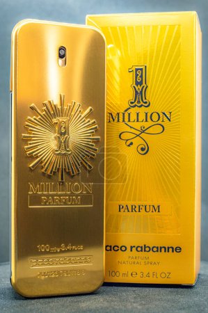 Foto de HELSINGBORG, SUECIA - 10 de noviembre de 2023: Paco Rabanne 1 Million Parfum 100ml perfume de lujo para hombres. - Imagen libre de derechos