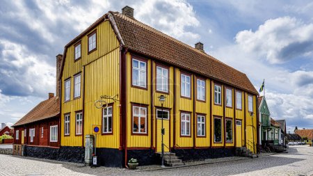 Foto de AHUS, SUECIA - 21 DE JULIO DE 2023: Casas adosadas de colores brillantes de la ciudad de la costa oeste en la región sur de Suecia. - Imagen libre de derechos