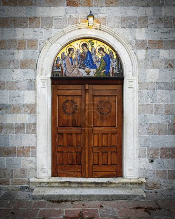 Foto de La entrada a la iglesia de la trinidad santa en la ciudad vieja stari grad en Budva, Montenegro. - Imagen libre de derechos