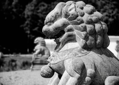 Foto de JONSTORP, SUECIA - 18 de julio de 2021: Una estatua de un león del templo budista en el santuario de Yangtorp en Skne. - Imagen libre de derechos