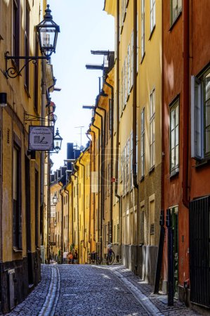 Foto de STOCKHOLM, SUECIA - 31 DE JULIO DE 2022: Prastgatan es una de las calles más famosas de la zona de Gamla Stan. - Imagen libre de derechos