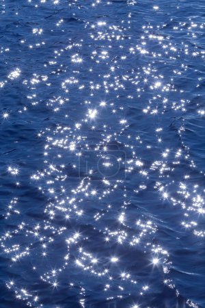Téléchargez les photos : Abstrait fond naturel : soleil dans les vagues bleues de la mer - en image libre de droit