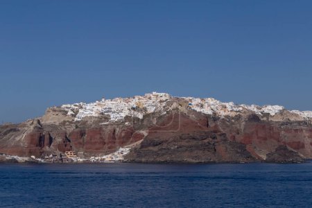Téléchargez les photos : Sight of Oia village on Santorini island in Greece - en image libre de droit