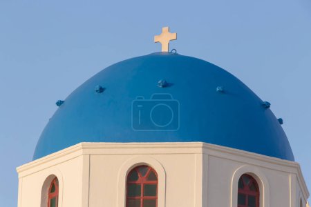 Téléchargez les photos : Dôme bleu de la chapelle sur l'île de Santorin au ciel bleu clair - en image libre de droit