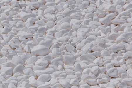 Téléchargez les photos : Tas de pierres blanchies à la chaux utilisées comme décoration sur Santorin - en image libre de droit