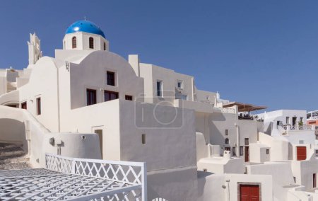 Téléchargez les photos : Maisons blanchies à la chaux et chapelle dans le village d'Oia sur l'île de Santorin en Grèce - en image libre de droit