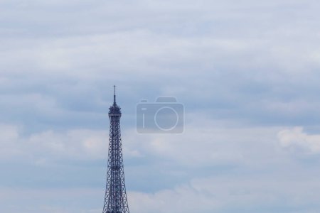 Foto de Parte superior de la Torre Eiffel en París contra el cielo nublado - Imagen libre de derechos