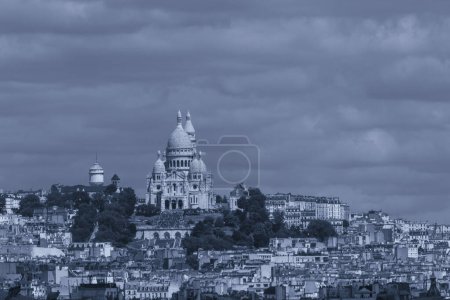 Téléchargez les photos : Vue de Paris avec Basilique du Sacré-Cœur contre ciel nuageux coloré en bleu - en image libre de droit