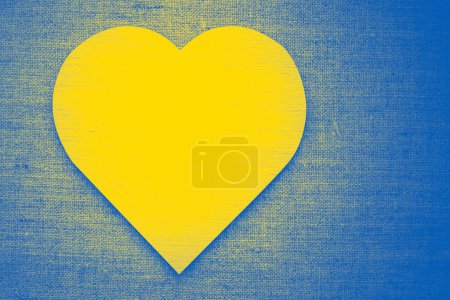 Foto de Corazón de madera en tela de arpillera de colores de la bandera de Ucrania - Imagen libre de derechos