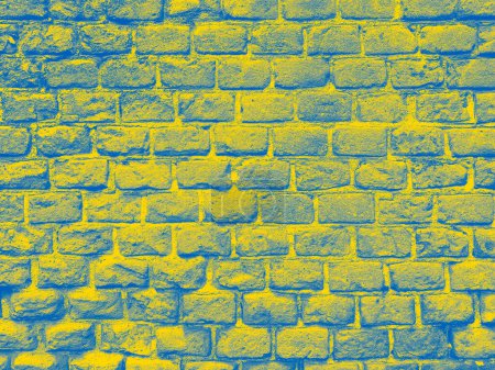 Foto de Pie con fondo de Ucrania: pared de ladrillo viejo coloreado en colores de la bandera de Ucrania - Imagen libre de derechos