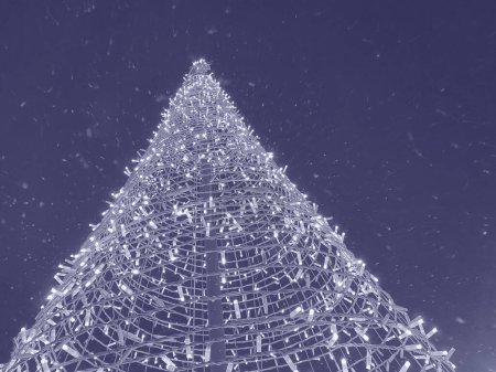 Téléchargez les photos : Vue sur sapin de Noël à neige contre ciel nocturne bleu - en image libre de droit
