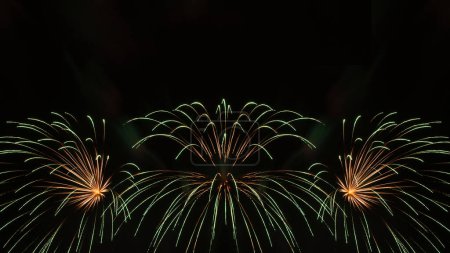 Téléchargez les photos : Abstrait fond de vacances : feux d'artifice verts dans le ciel nocturne - en image libre de droit
