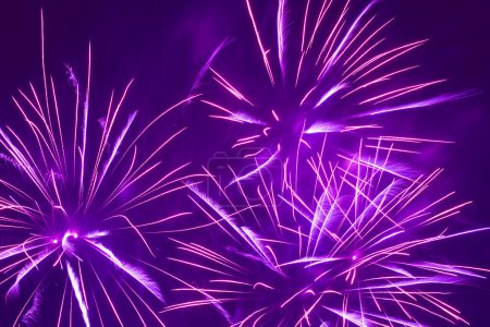 Foto de Fondo abstracto de vacaciones: fuegos artificiales púrpura brillante en el cielo nocturno - Imagen libre de derechos